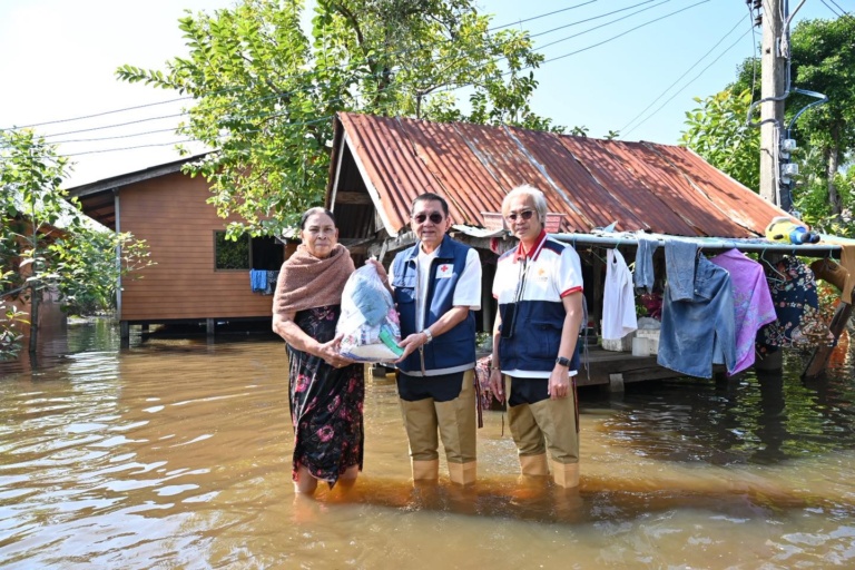รูปภาพ เจ้าหน้าที่มอบถุงยังชีพกับผู้ประสบอุทกภัย