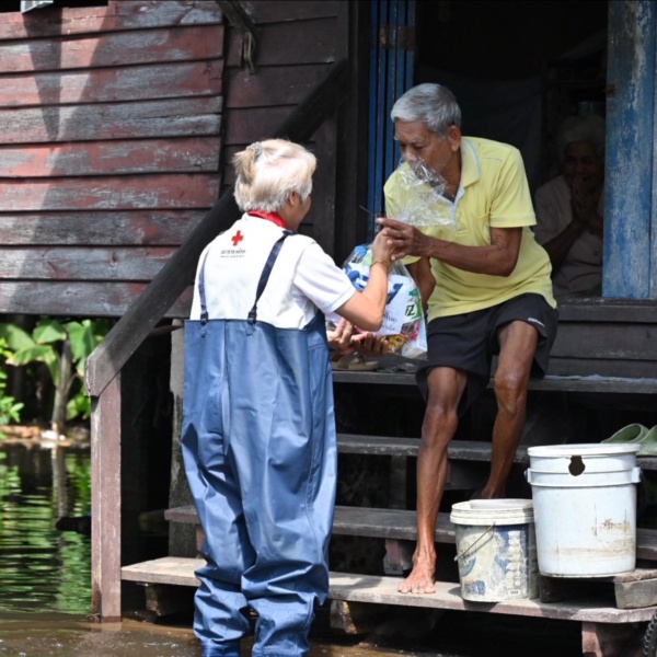 รูปภาพ เจ้าหน้าที่นำสิ่งของให้กับผู้ประสบภัย