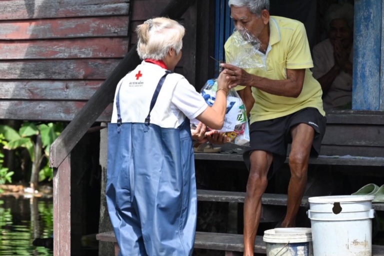 รูปภาพ เจ้าหน้าที่นำสิ่งของให้กับผู้ประสบภัย