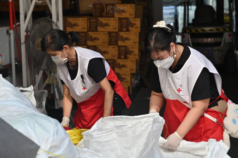 รูปภาพ เจ้าหน้าที่กำลังจัดเตรียมสิ่งของ