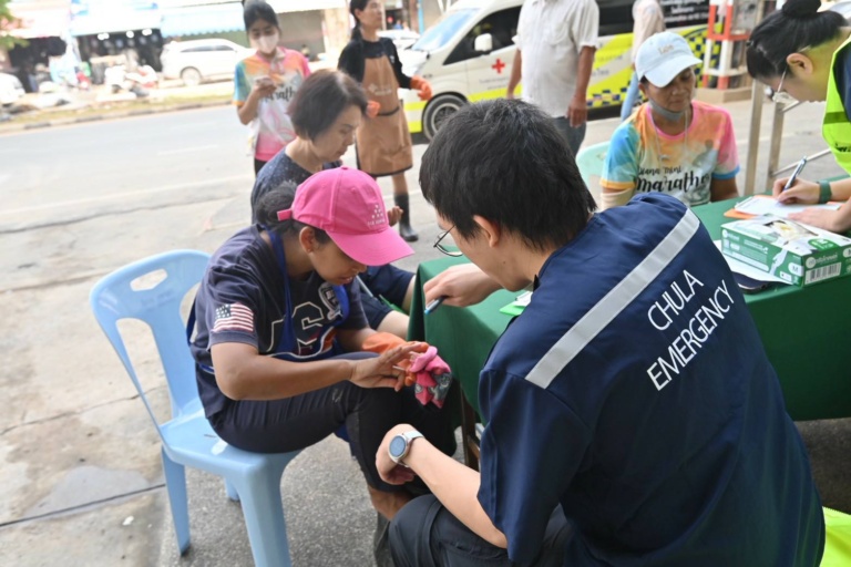 รูปภาพ ทีมแพทย์และพยาบาลลงพื้นที่ดูแลผู้ป่วย