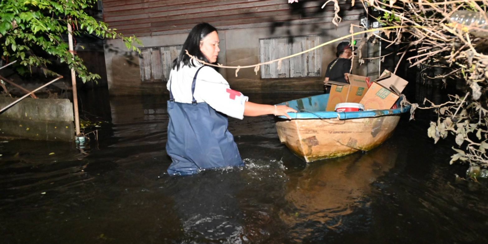 รูปภาพ เจ้าหน้าที่เดินทางเข้าไปที่บ้านผู้ประสบภัย