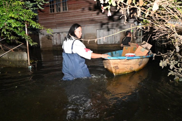 รูปภาพ เจ้าหน้าที่เดินทางเข้าไปที่บ้านผู้ประสบภัย