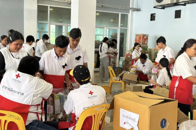 รูปภาพ เจ้าหน้าที่บรรจุสิ่งของบริจาค