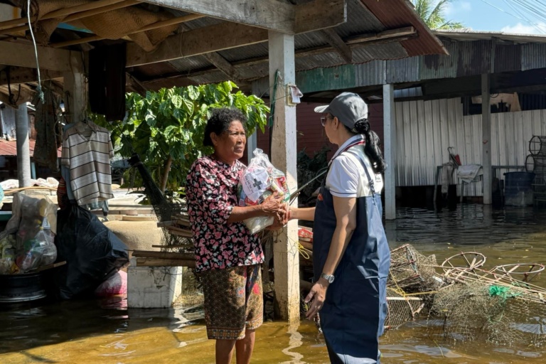 รูปภาพ เจ้าหน้าที่มอบถุงยังชีพให้กับผู้ประสบภัย