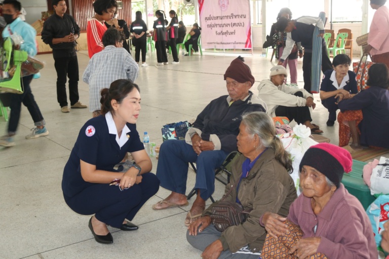 รูปภาพ เจ้าหน้าที่ลงพื้นที่เยี่ยมพี่น้องประชาชนผู้ประสบปัญหา