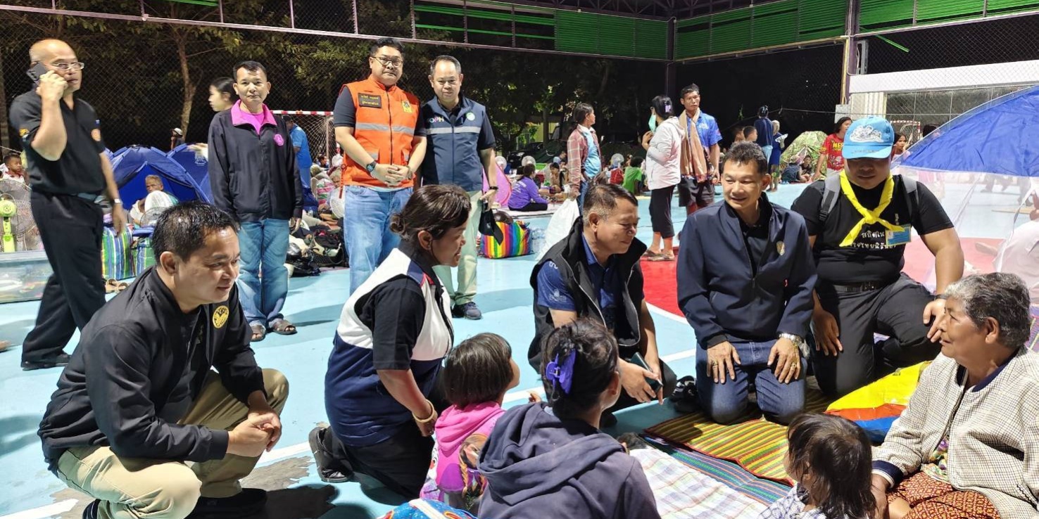 รูปภาพ เจ้าหน้าที่ให้กำลังใจผู้ประสบปัญหา