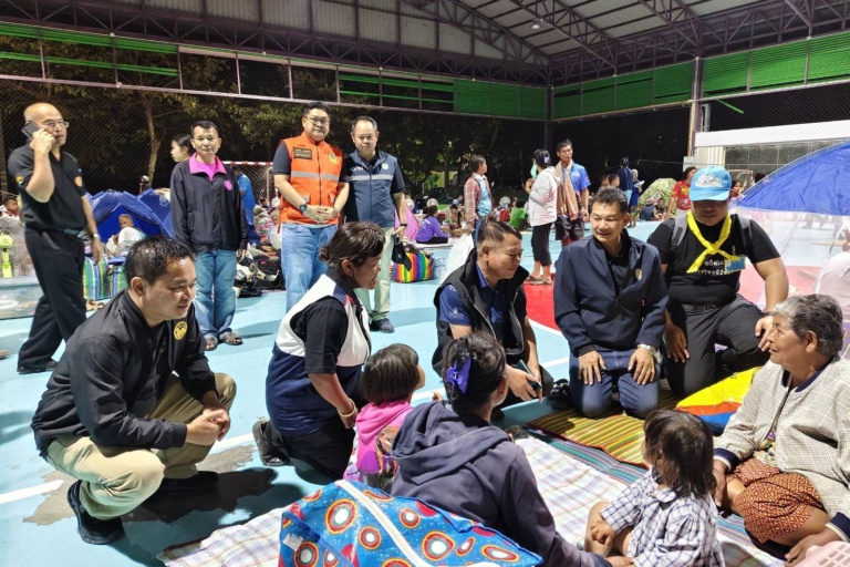 รูปภาพ เจ้าหน้าที่ให้กำลังใจผู้ประสบปัญหา