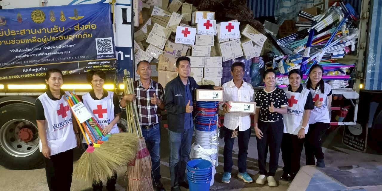 รูปภาพ เจ้าหน้าที่ถ่ายรูปร่วมกันกับสิ่งของที่เตรียมบริจาค