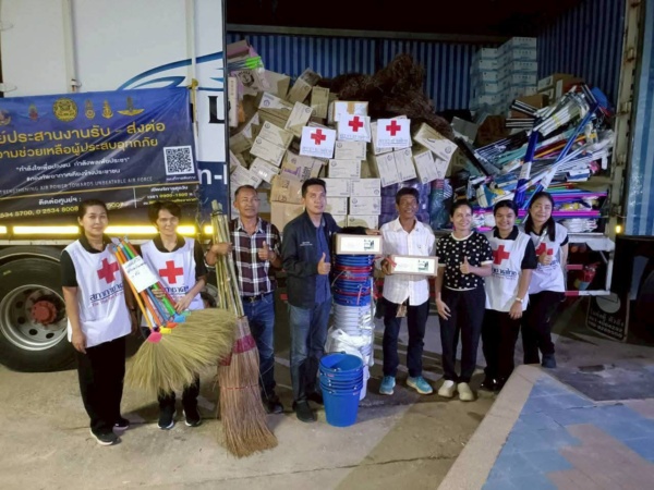 รูปภาพ เจ้าหน้าที่ถ่ายรูปร่วมกันกับสิ่งของที่เตรียมบริจาค
