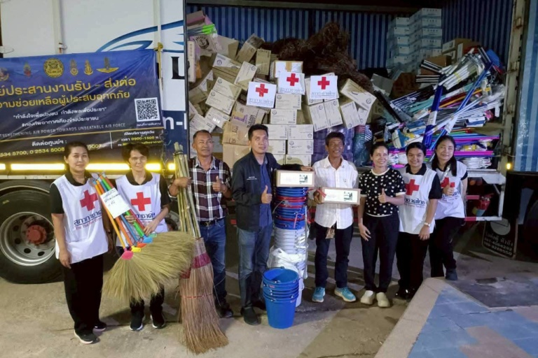 รูปภาพ เจ้าหน้าที่ถ่ายรูปร่วมกันกับสิ่งของที่เตรียมบริจาค