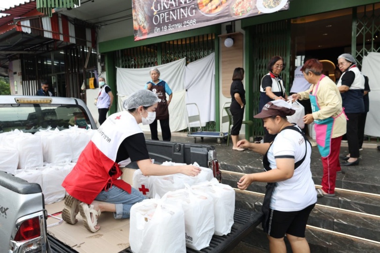 รูปภาพ เจ้าหน้าที่กำลังจัดเตรียมเคลื่อนย้ายอาหาร