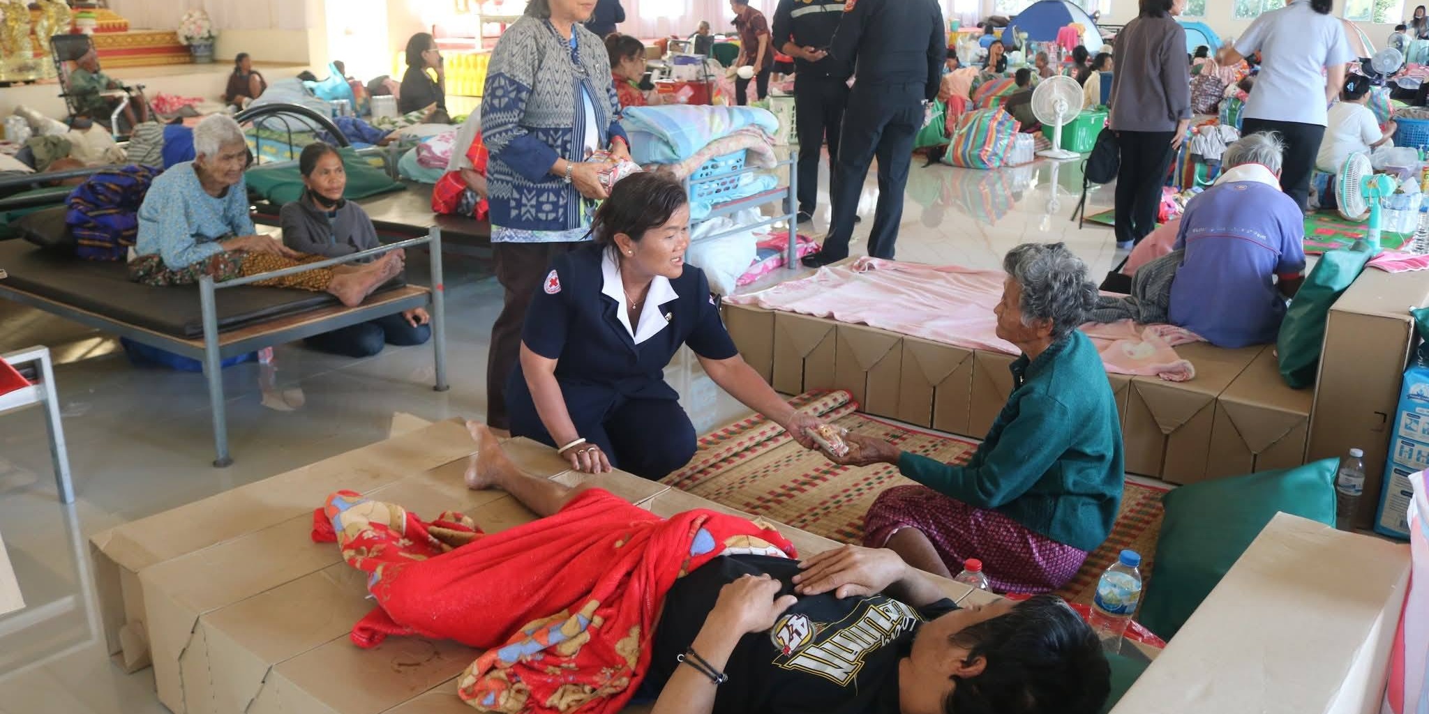 รูปภาพ เจ้าหน้าที่ช่วยเหลือผู้ประสบภัย