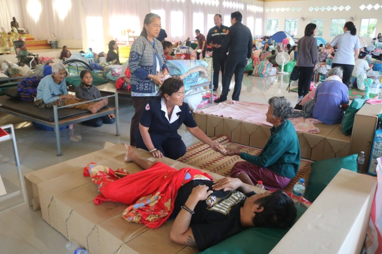 รูปภาพ เจ้าหน้าที่ช่วยเหลือผู้ประสบภัย