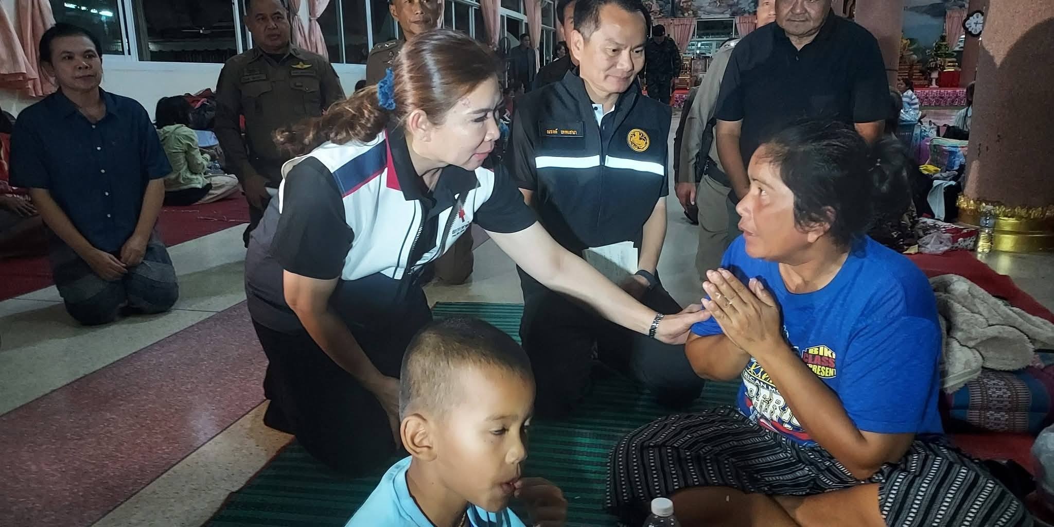 รูปภาพ เจ้าหน้าที่ให้กำลังใจประชาชนผู้อพยพ