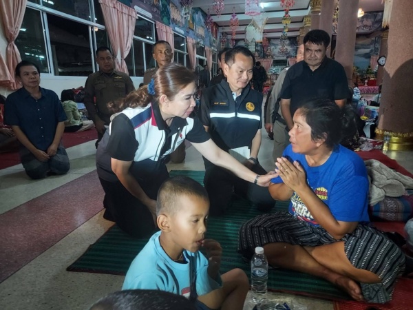 รูปภาพ เจ้าหน้าที่ให้กำลังใจประชาชนผู้อพยพ