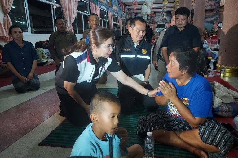 รูปภาพ เจ้าหน้าที่ให้กำลังใจประชาชนผู้อพยพ