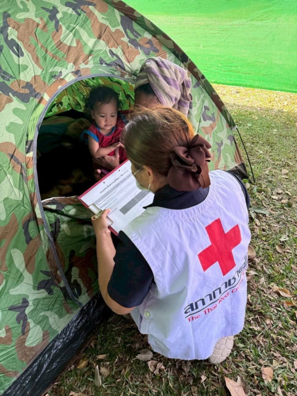 รูปภาพ เจ้าหน้าที่ลงพื้นที่สำรวจ ประเมินความต้องการและให้ความช่วยเหลือเบื้องต้นแก่ผู้ประสบภัย