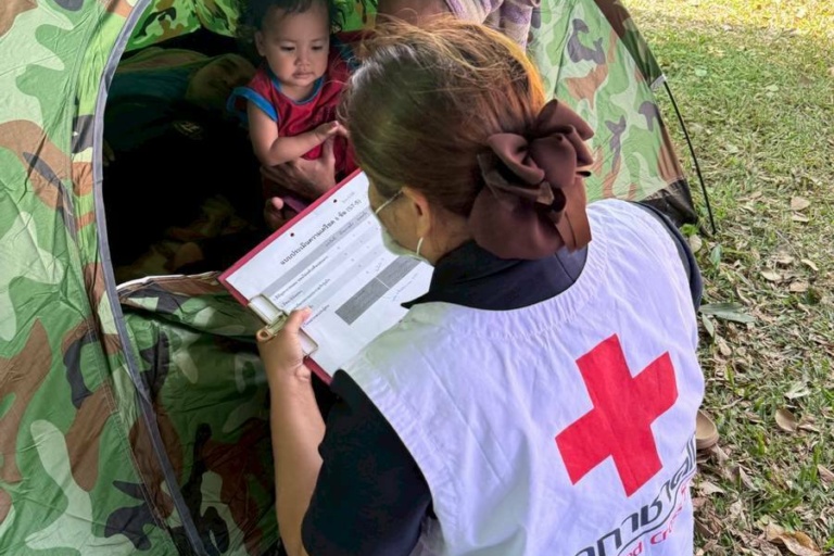 รูปภาพ เจ้าหน้าที่ลงพื้นที่สำรวจ ประเมินความต้องการและให้ความช่วยเหลือเบื้องต้นแก่ผู้ประสบภัย