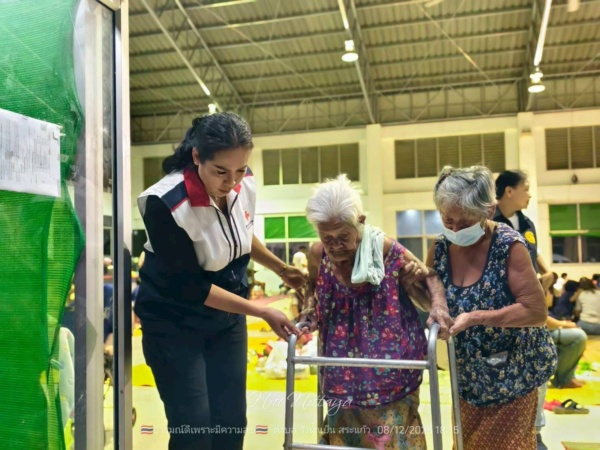 รูปภาพ เจ้าหน้าที่เยี่ยมให้กำลังใจประชาชนผู้ได้รับผลกระทบ