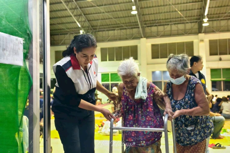 รูปภาพ เจ้าหน้าที่เยี่ยมให้กำลังใจประชาชนผู้ได้รับผลกระทบ