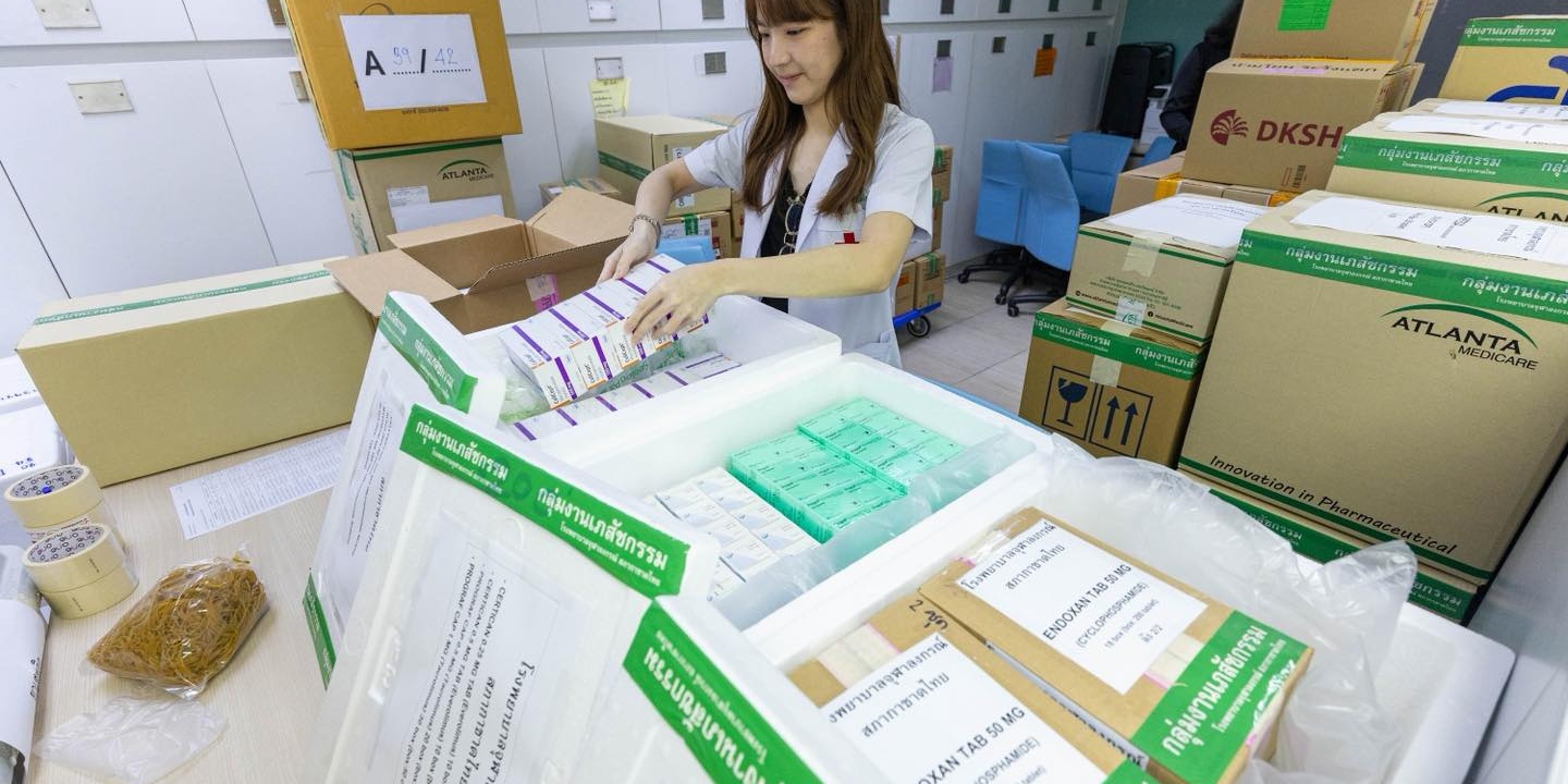 รูปภาพ เจ้าหน้าที่จัดเตรียมยา