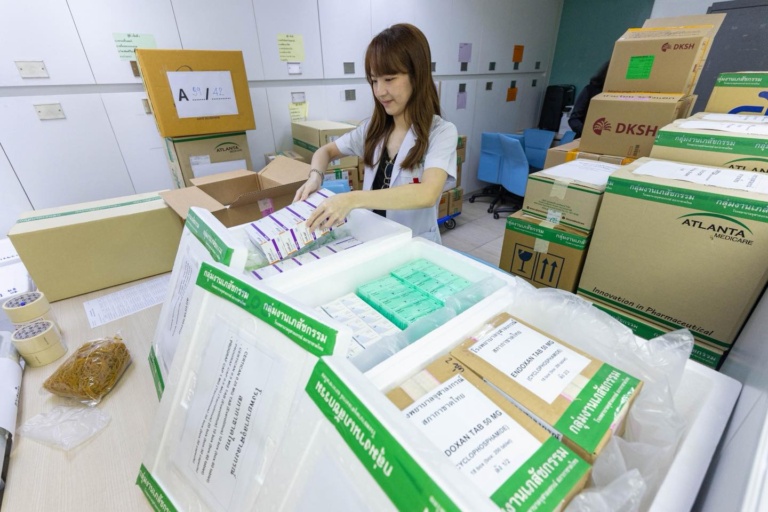 รูปภาพ เจ้าหน้าที่จัดเตรียมยา