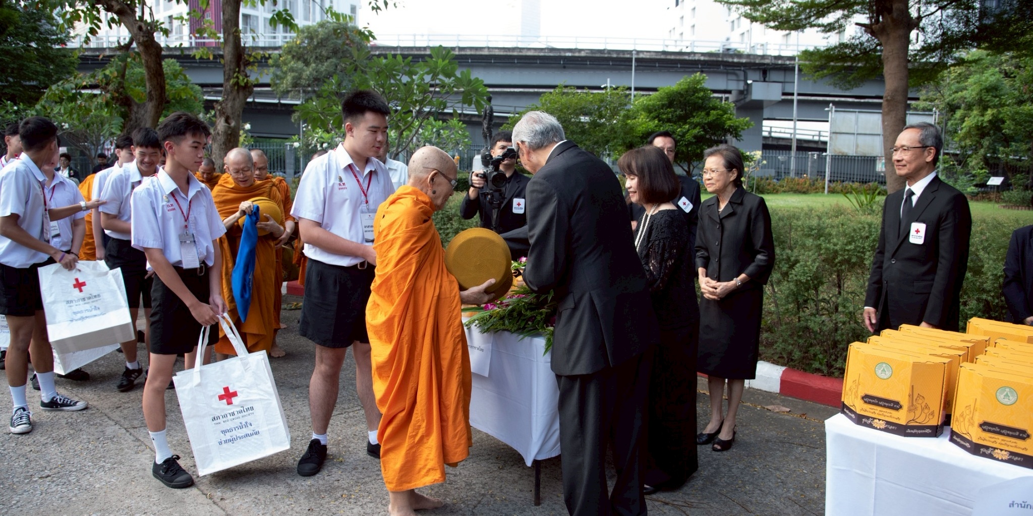 รูปภาพ ผู้บริหารทำบุญตักบาตรอาหารแห้งพระสงฆ์