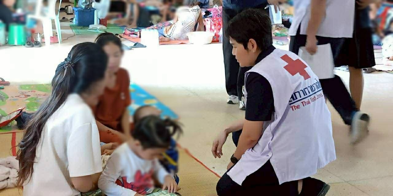 รูปภาพ เจ้าหน้าที่ลงพื้นที่ประเมินสถานการณ์และให้ความช่วยเหลือเบื้องต้นแก่ผู้อพยพ