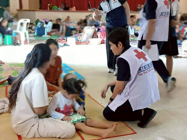 รูปภาพ เจ้าหน้าที่ลงพื้นที่ประเมินสถานการณ์และให้ความช่วยเหลือเบื้องต้นแก่ผู้อพยพ