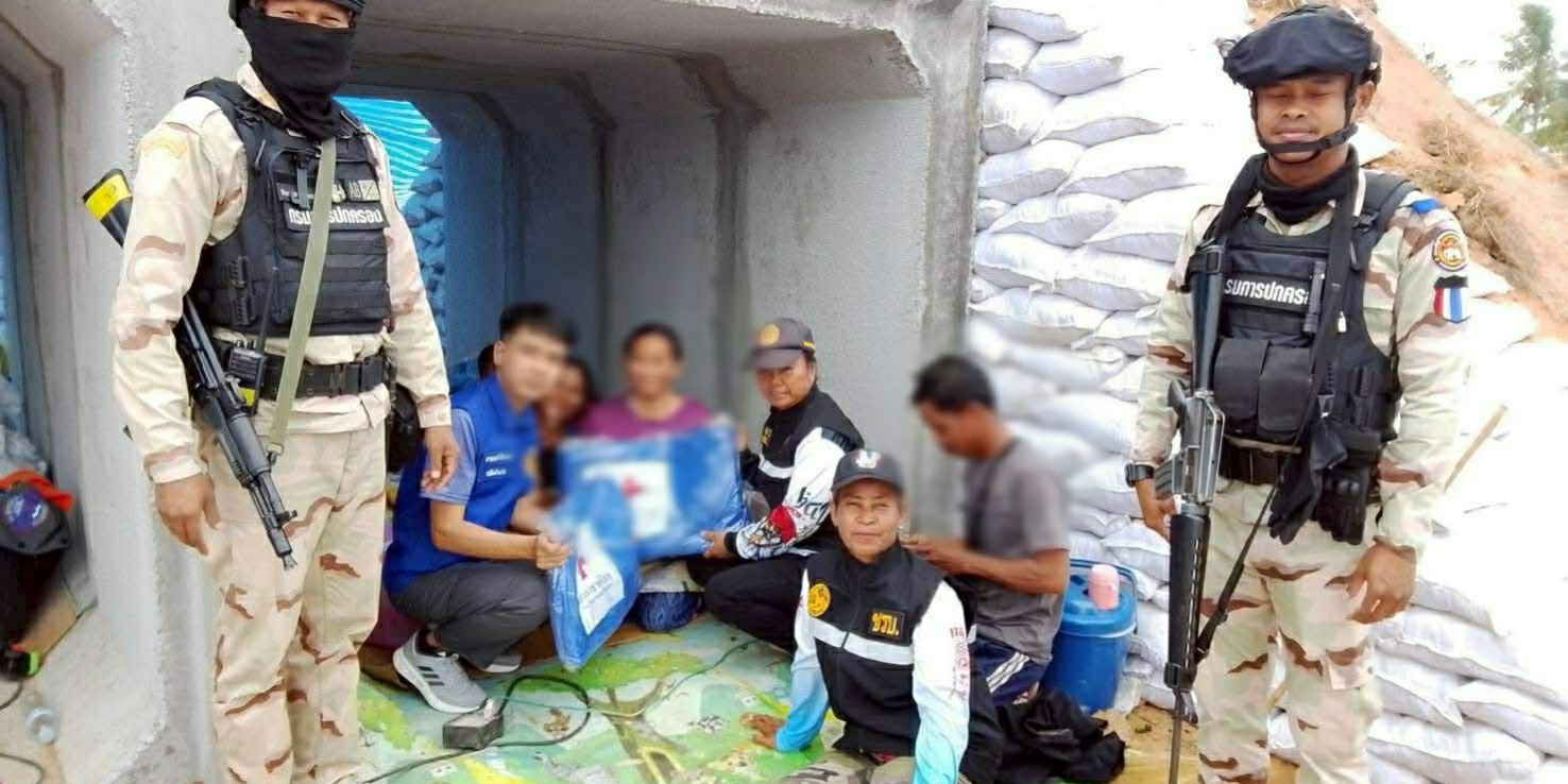 รูปภาพ เจ้าหน้าที่และทหาร มอบสิ่งของให้กับผู้ได้รับผลกระทบจากความไม่สงบ