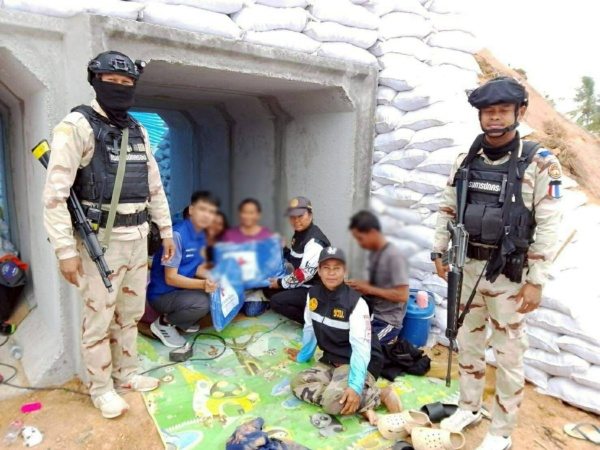 รูปภาพ เจ้าหน้าที่และทหาร มอบสิ่งของให้กับผู้ได้รับผลกระทบจากความไม่สงบ