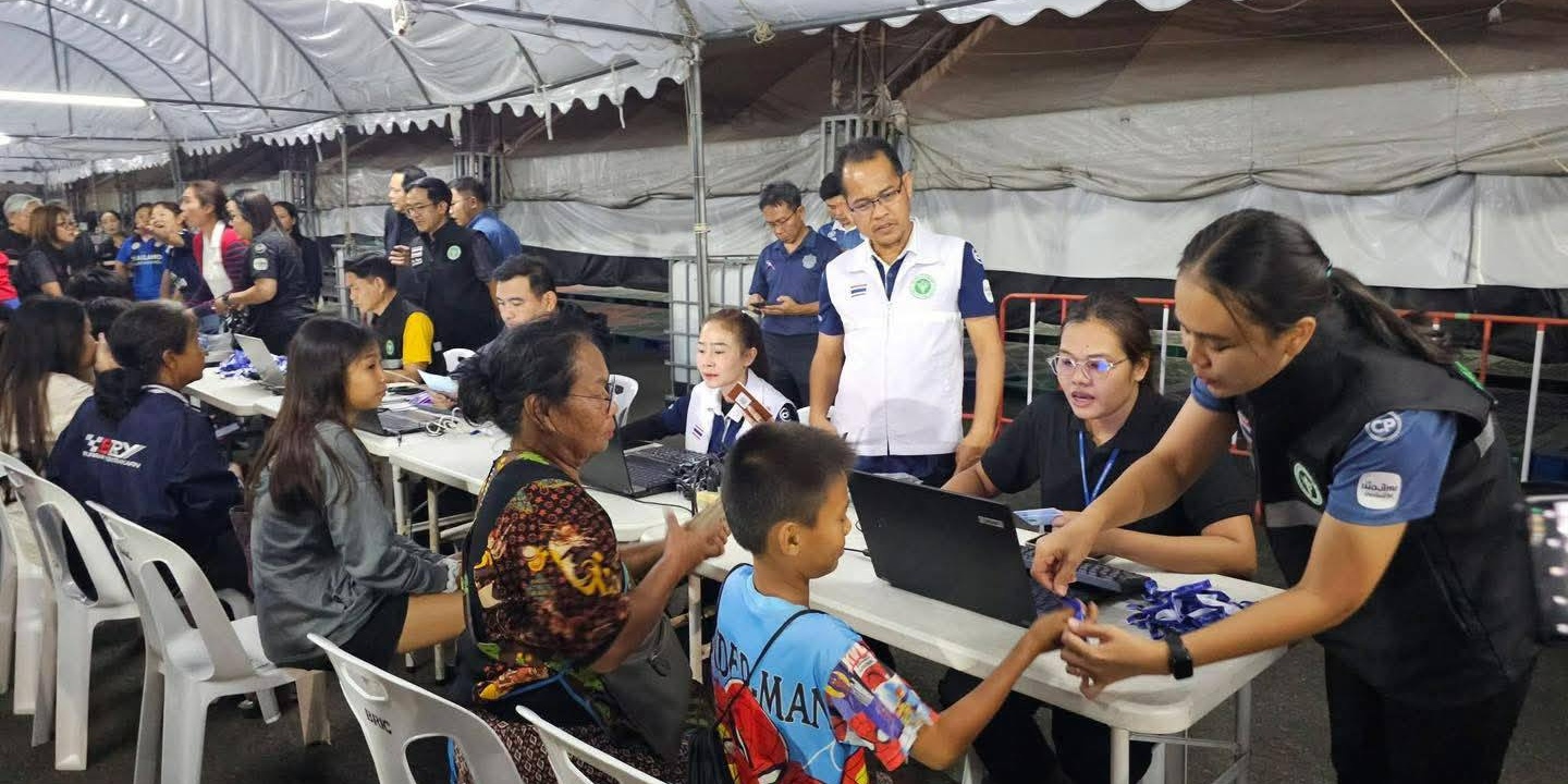 รูปภาพ เจ้าหน้าที่กำลังให้บริการประชาชนผู้อพยพ