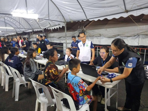 รูปภาพ เจ้าหน้าที่กำลังให้บริการประชาชนผู้อพยพ