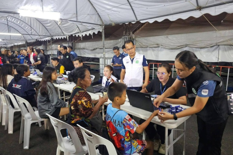 รูปภาพ เจ้าหน้าที่กำลังให้บริการประชาชนผู้อพยพ