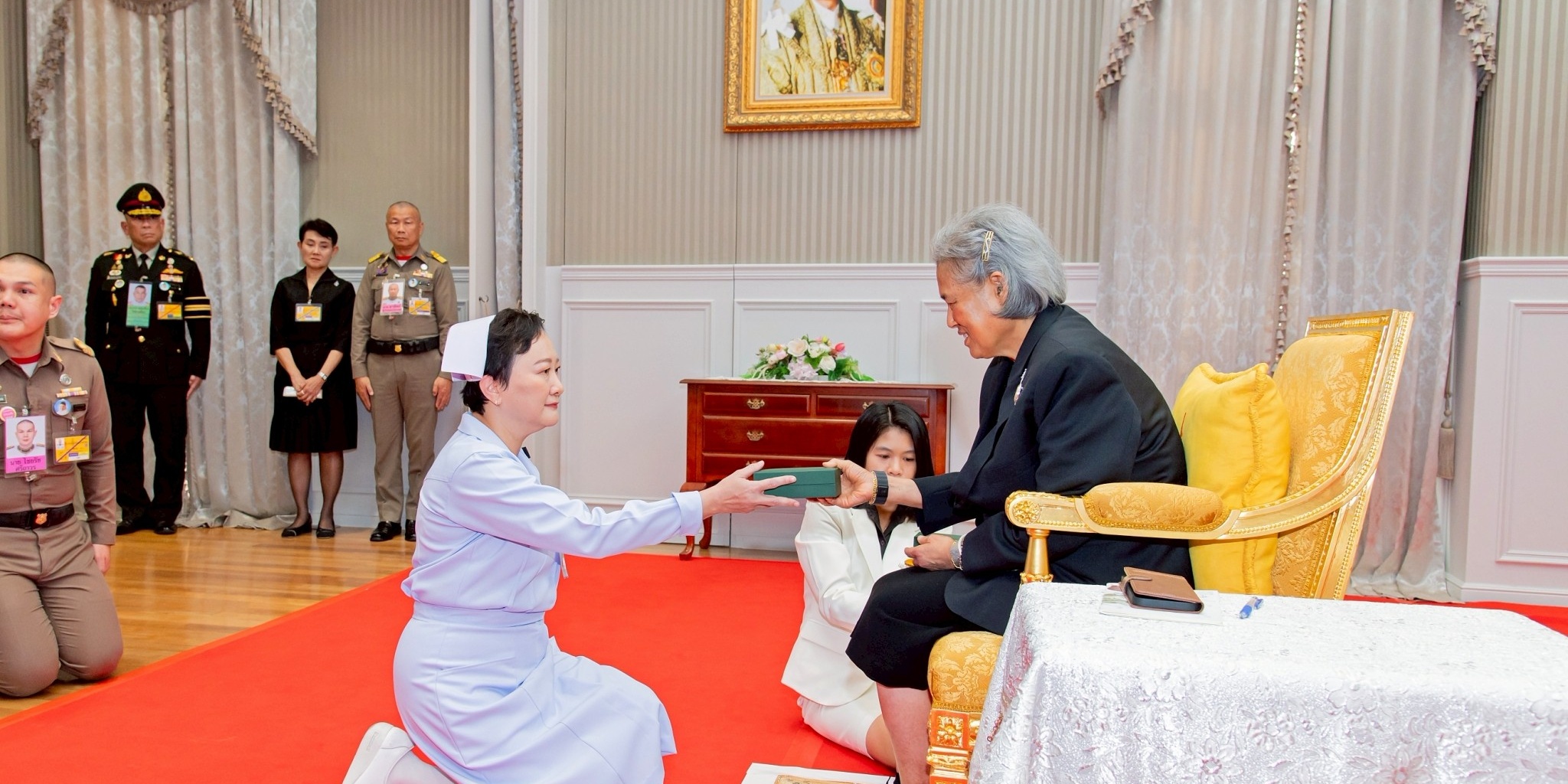 เสด็จพระราชดำเนินไปพระราชทานประกาศนียบัตรกำกับเหรียญกาชาดสมนาคุณและประกาศนียบัตรกำกับเข็มสมาชิกกิตติมศักดิ์