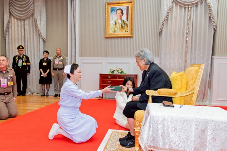 เสด็จพระราชดำเนินไปพระราชทานประกาศนียบัตรกำกับเหรียญกาชาดสมนาคุณและประกาศนียบัตรกำกับเข็มสมาชิกกิตติมศักดิ์