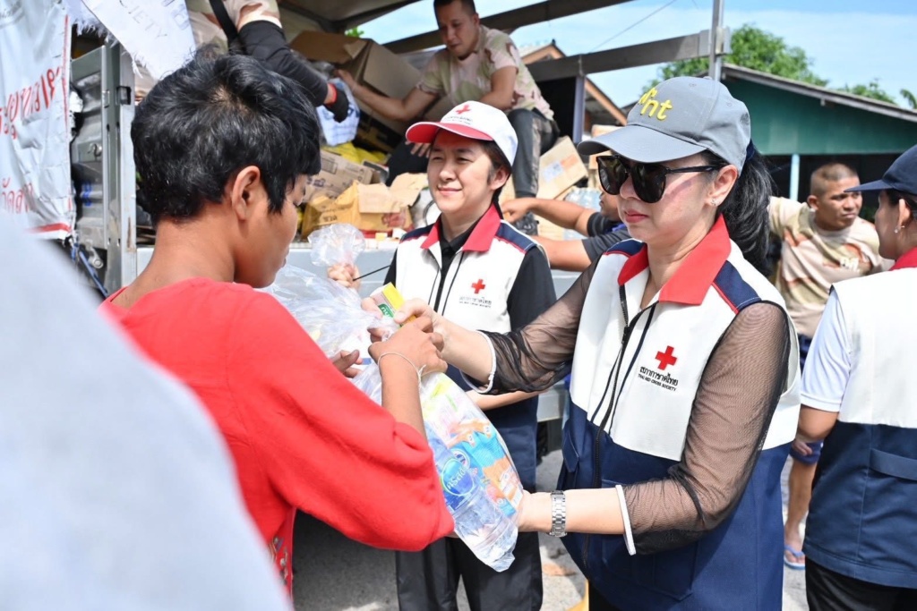 รูปภาพ เจ้าหน้าที่ของสภากาชาดไทยมอบสิ่งของช่วยเหลือผู้ประสบภัย