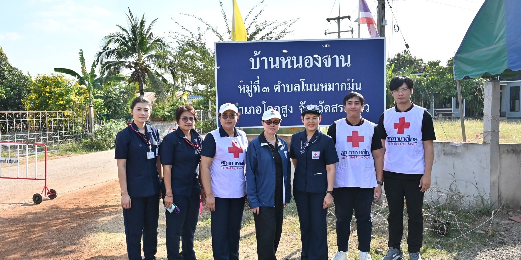 รูปภาพ ผู้แทนสภากาชาดไทย ลงพื้นที่เยี่ยมให้กำลังใจผู้ประสบภัยที่ได้รับผลกระทบจากความไม่สงบชายแดนไทย - กัมพูชา