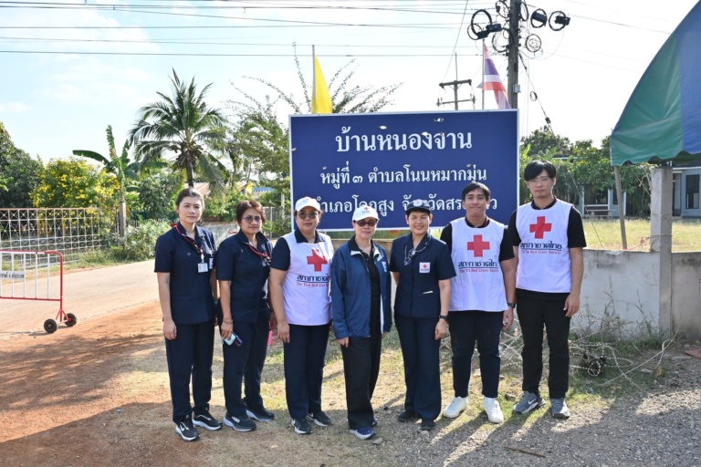 รูปภาพ ผู้แทนสภากาชาดไทย ลงพื้นที่เยี่ยมให้กำลังใจผู้ประสบภัยที่ได้รับผลกระทบจากความไม่สงบชายแดนไทย - กัมพูชา