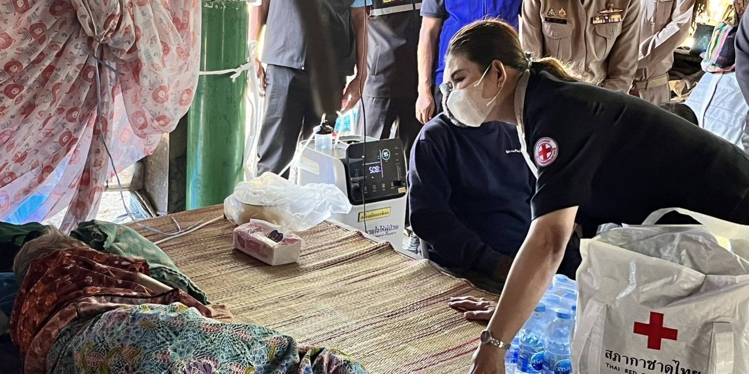 รูปภาพ ผู้แทนสภากาชาดไทย เข้าเยี่ยมและให้กำลังใจมอบความช่วยเหลือแก่ครอบครัวผู้ได้รับผลกระทบจากสถานการณ์ชายแดนไทย – กัมพูชา ทางอ้อม