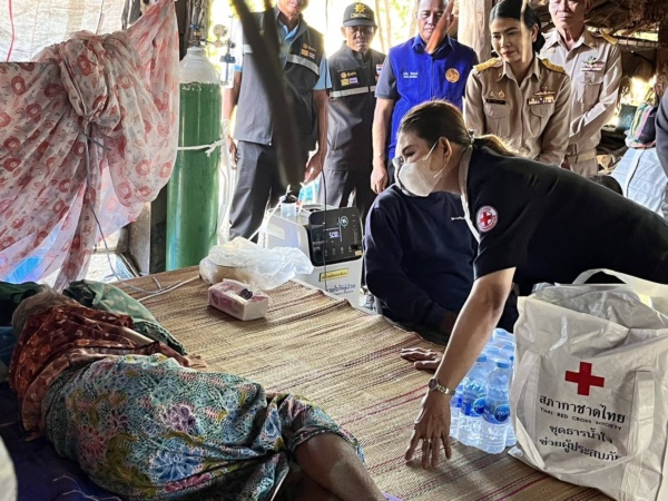 รูปภาพ ผู้แทนสภากาชาดไทย เข้าเยี่ยมและให้กำลังใจมอบความช่วยเหลือแก่ครอบครัวผู้ได้รับผลกระทบจากสถานการณ์ชายแดนไทย – กัมพูชา ทางอ้อม