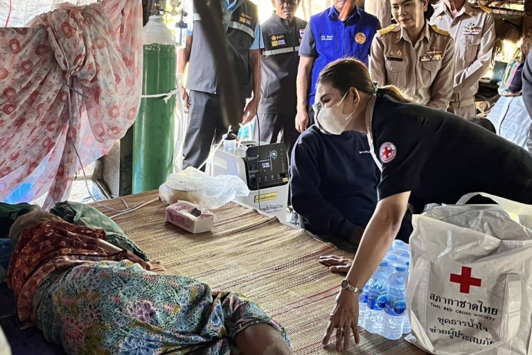 รูปภาพ ผู้แทนสภากาชาดไทย เข้าเยี่ยมและให้กำลังใจมอบความช่วยเหลือแก่ครอบครัวผู้ได้รับผลกระทบจากสถานการณ์ชายแดนไทย – กัมพูชา ทางอ้อม