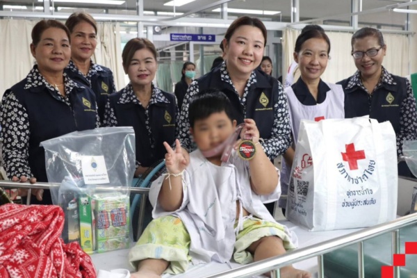 รูปภาพ ผู้แทนสภากาชาดไทยเข้าเยี่ยมผู้บาดเจ็บเหตุเครนก่อสร้างรถไฟความเร็วสูงถล่มทับรถไฟ