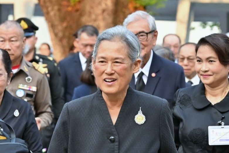 สมเด็จพระกนิษฐาธิราชเจ้า กรมสมเด็จพระเทพรัตนราชสุดา ฯ สยามบรมราชกุมารี อุปนายิกาผู้อำนวยการสภากาชาดไทย เสด็จพระราชดำเนินไปทรงบาตร เนื่องในโอกาสครบรอบ 133 ปี แห่งการสถาปนา สภากาชาดไทย