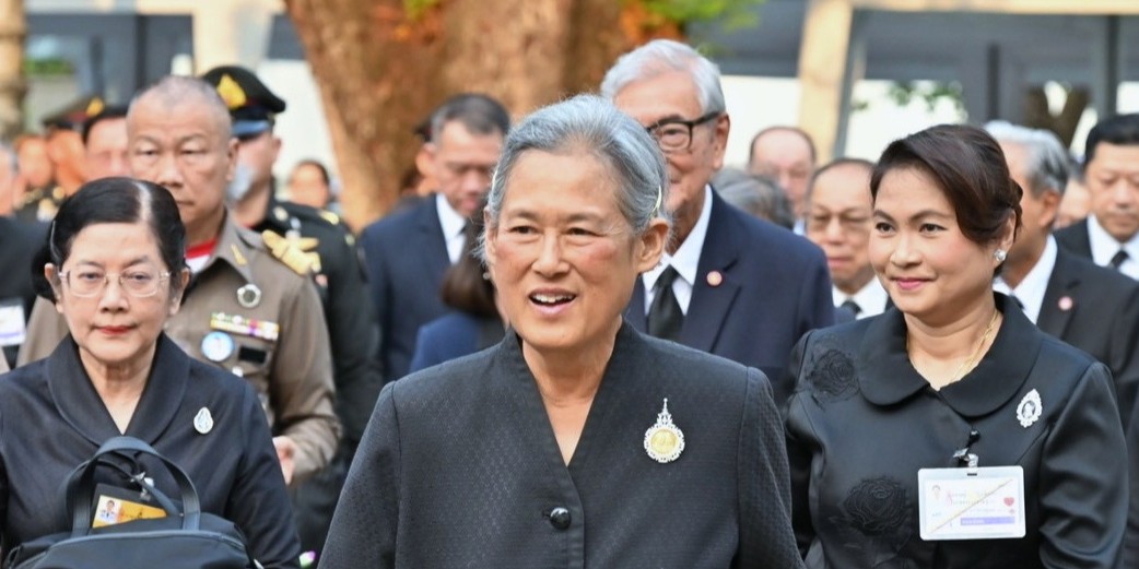 สมเด็จพระกนิษฐาธิราชเจ้า กรมสมเด็จพระเทพรัตนราชสุดา ฯ สยามบรมราชกุมารี อุปนายิกาผู้อำนวยการสภากาชาดไทย เสด็จพระราชดำเนินไปทรงบาตร เนื่องในโอกาสครบรอบ 133 ปี แห่งการสถาปนา สภากาชาดไทย